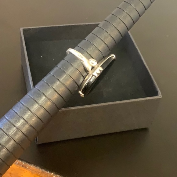 Elegant Black Stone Ring - Picture 3 of 5